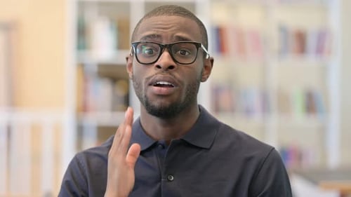 Porträt eines kranken jungen afrikanischen Mannes mit Zahnschmerzen