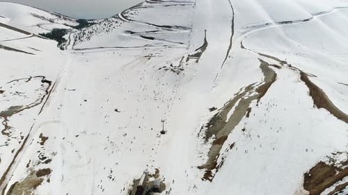 Luftaufnahme der verschneiten Berge und des Skizentrums