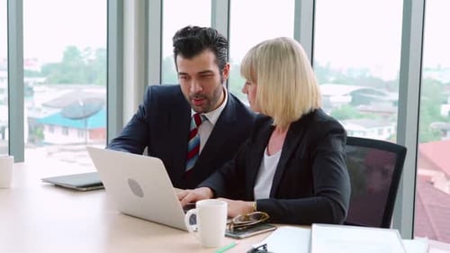 Zwei Geschäftsleute sprechen im Büro über Projektstrategie