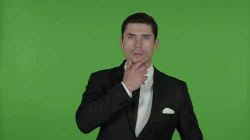 Hübscher Geschäftsmann denkt Chroma Key