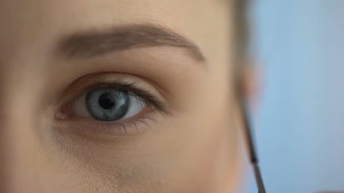 Frau trägt Brille und blickt in die Kamera, Augenuntersuchung
