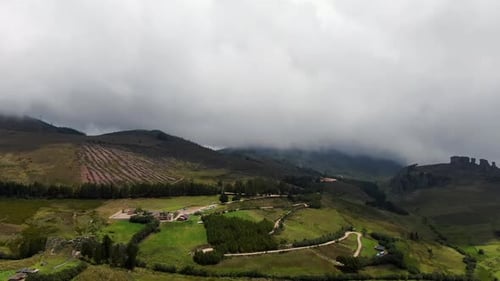 Paisaje de pradera en colinas y montañas en Cumbemayo, Cajamarca en Perú. Panorámica aérea