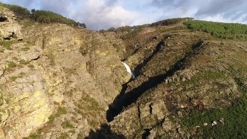 Wasserfall in den Bergen