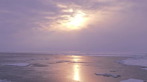 Vue de la glace sur l'océan Arctique avec la lumière du soleil