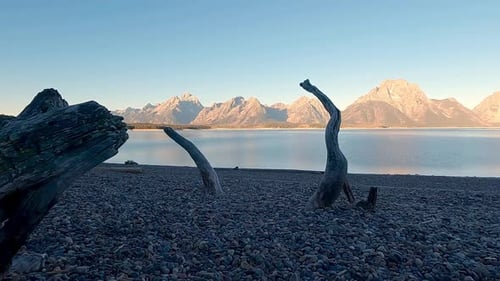 Caminando por una playa rocosa en el lago Jackson pasando por Driftwood
