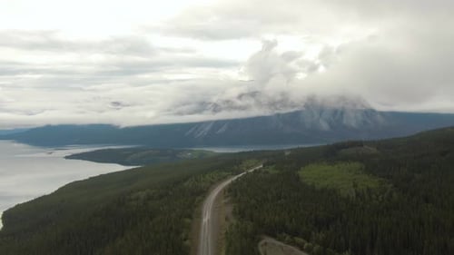 Bela vista da estrada ao lado do lago cênico