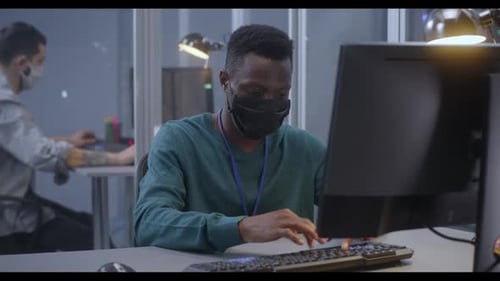 Jeune homme travaillant dans un centre de données