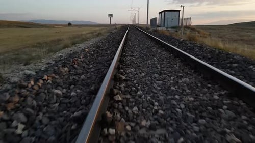 Entlang einer Bahnstrecke fliegen