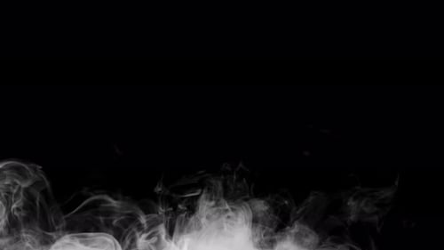 Weicher Nebel in Zeitlupe auf dunklem Hintergrund