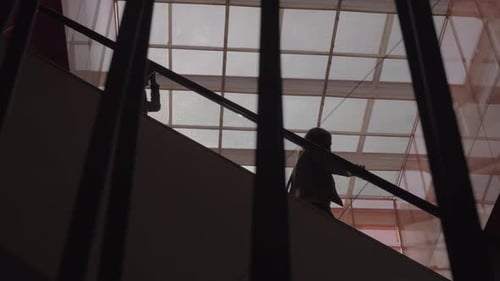 Frauen auf Rolltreppe im Einkaufszentrum