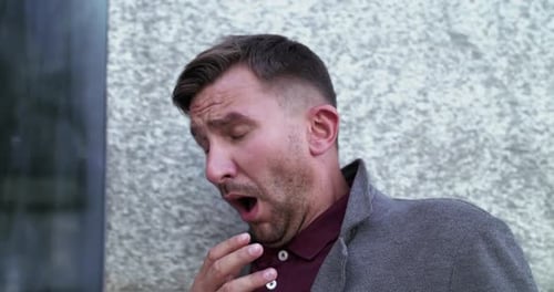 Portrait d'un homme éternuant avec une respiration lourde à l'extérieur