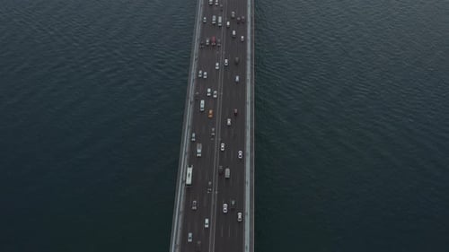 Autoverkehr auf Brücke in die Stadt in Istanbul, Türkei, Luftvögel Eye Tilt Up View