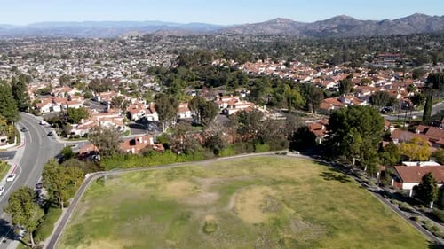 Vista aérea de la cancha de tenis en el parque comunitario y la calle en el suburbio del norte de San Diego