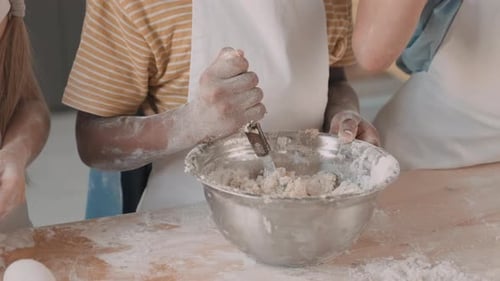 Nicht wiederzuerkennender Junge beim Kneten von Teig