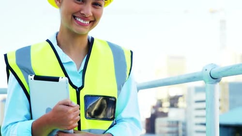 Lächelnder Ingenieur mit Tablet-Computer