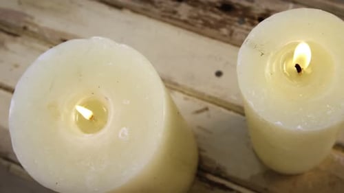Bougies allumées sur planche de bois