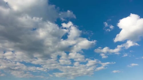 Zeitraffer von blauem Himmel und Wolken