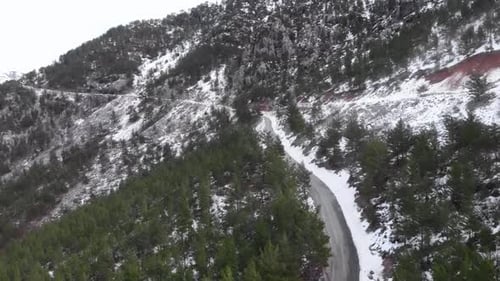 Schneebedeckte Bergsenbänken. Berggipfel im Schnee