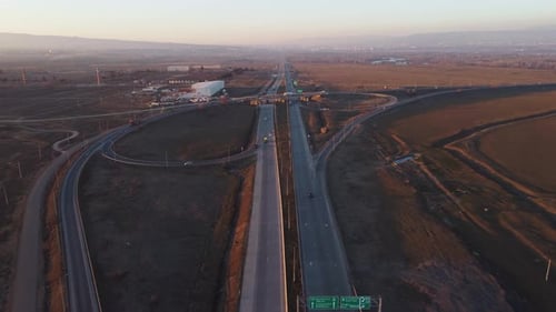Circulation routière au coucher du soleil