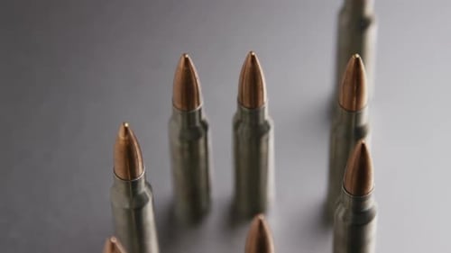 Filmmusik rotierende Aufnahme von Kugeln auf einer metallischen Oberfläche - BULLETS 003
