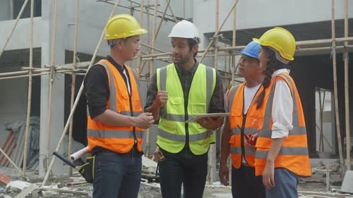 Team aus Vorarbeiter und Arbeiter harmonisch mit Händen für Teamarbeit zur Leistung.