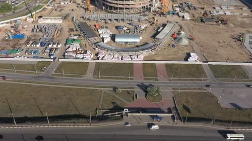 Materiales de construcción y carreteras en el sitio de construcción del estadio