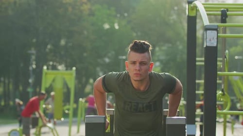 Training in einem Outdoor-Fitnessstudio