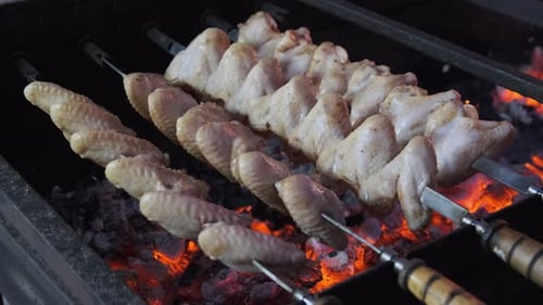 Chicken Wings am Spieß wird beim Street Food Festival auf dem Barbecue gekocht