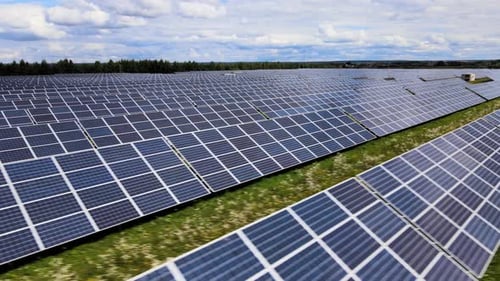 Luftaufnahme eines großen nachhaltigen Elektrizitätswerks mit Reihen von Photovoltaik-Solarmodulen für
