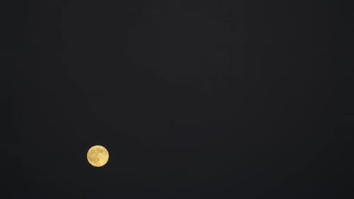 8K Vollmond steigt im wolkenlosen Nachthimmel auf