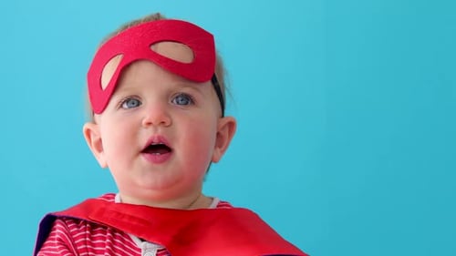 Un bébé superhéros qui s'éloigne