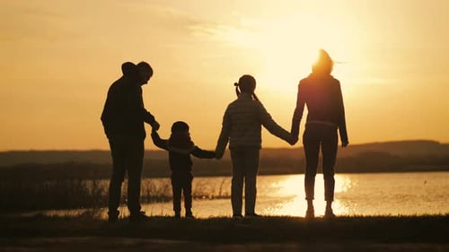 Silueta de familia en la costa