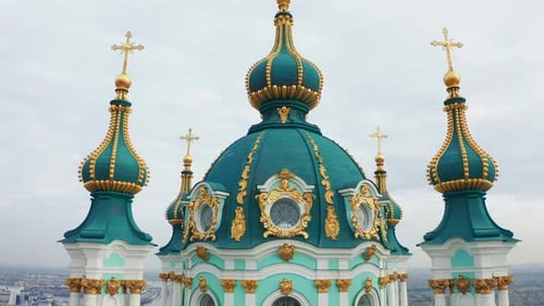 Dômes de l'église Saint-André de Kiev sur un ciel d'automne gris. La célèbre descente d'Andrew dans le