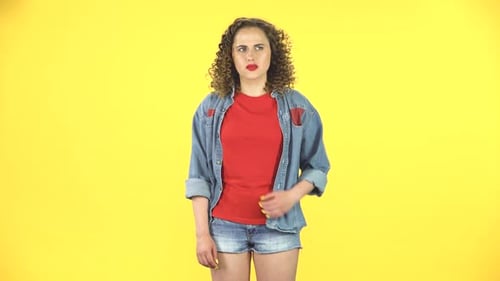 Linda mujer se siente muy mal, le duele el estómago sobre fondo amarillo en el estudio