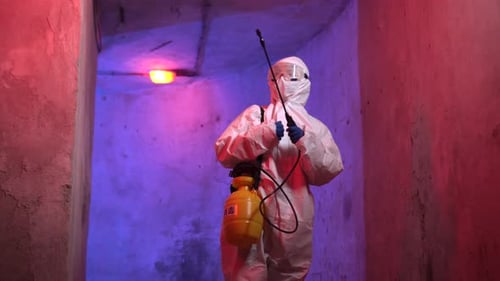 Porträt eines Epidemiologen, der mit Coronavirus kämpft. COVID-19-Desinfektion mit Zerstäuber