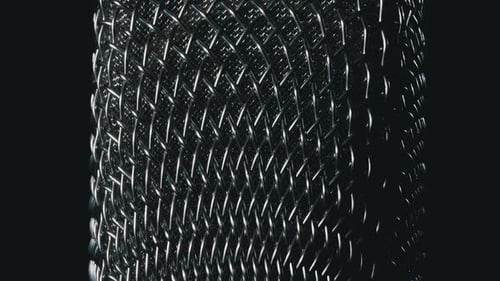 Le microphone à condensateur de studio pivote sur fond noir