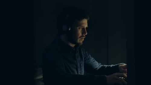 Der Mann spielt nachts zu Hause emotional auf dem Tisch