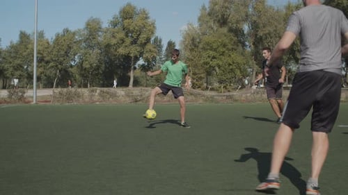 Delantero de fútbol haciendo intento de marcar gol