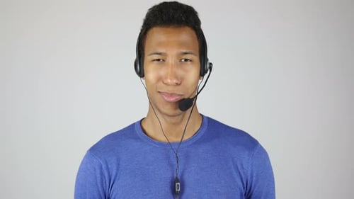 Sprechender afrikanischer Callcenter-Mitarbeiter weißer Hintergrund