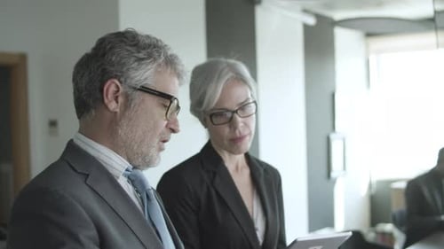 Reifer Finanzberater berät Kunden