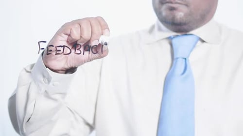 Asiatischer indischer Geschäftsmann schreibt Feedback