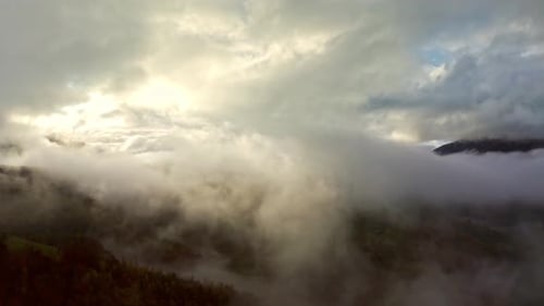Flug durch blauen Himmel mit Wolken über dem Berg
