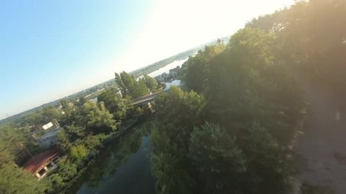 FPV Drohne View fliegt schnell in der Nähe eines unfertigen Wohnhauses und ruhig über den Strand