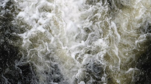Gebirgsfluss. Starke Strömung. Spritzwasser.