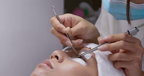 Mulher com extensão de cílios longos