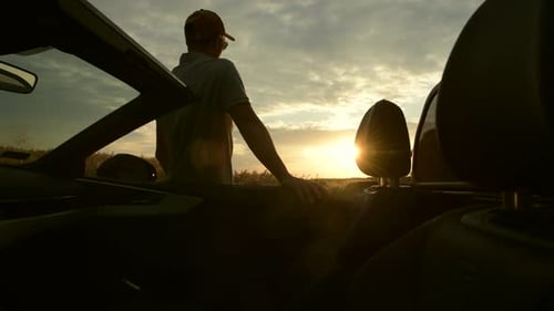 Beobachten Sie den Sonnenuntergang im Weizenfeld.