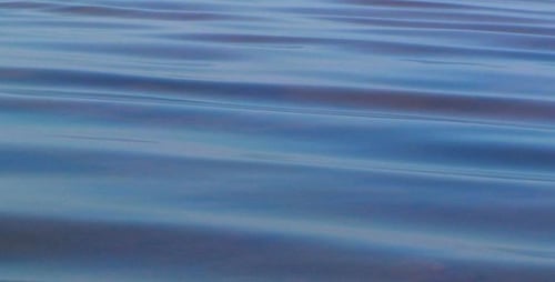 Glatte Wellen auf See
