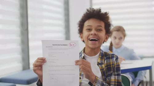 Afrikanischer Lernender freut sich über das Testergebnis