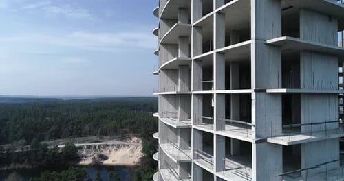 Construcción de edificios. Edificio de varios pisos sin terminar