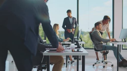 Gruppe von Personen, die im Büro arbeiten